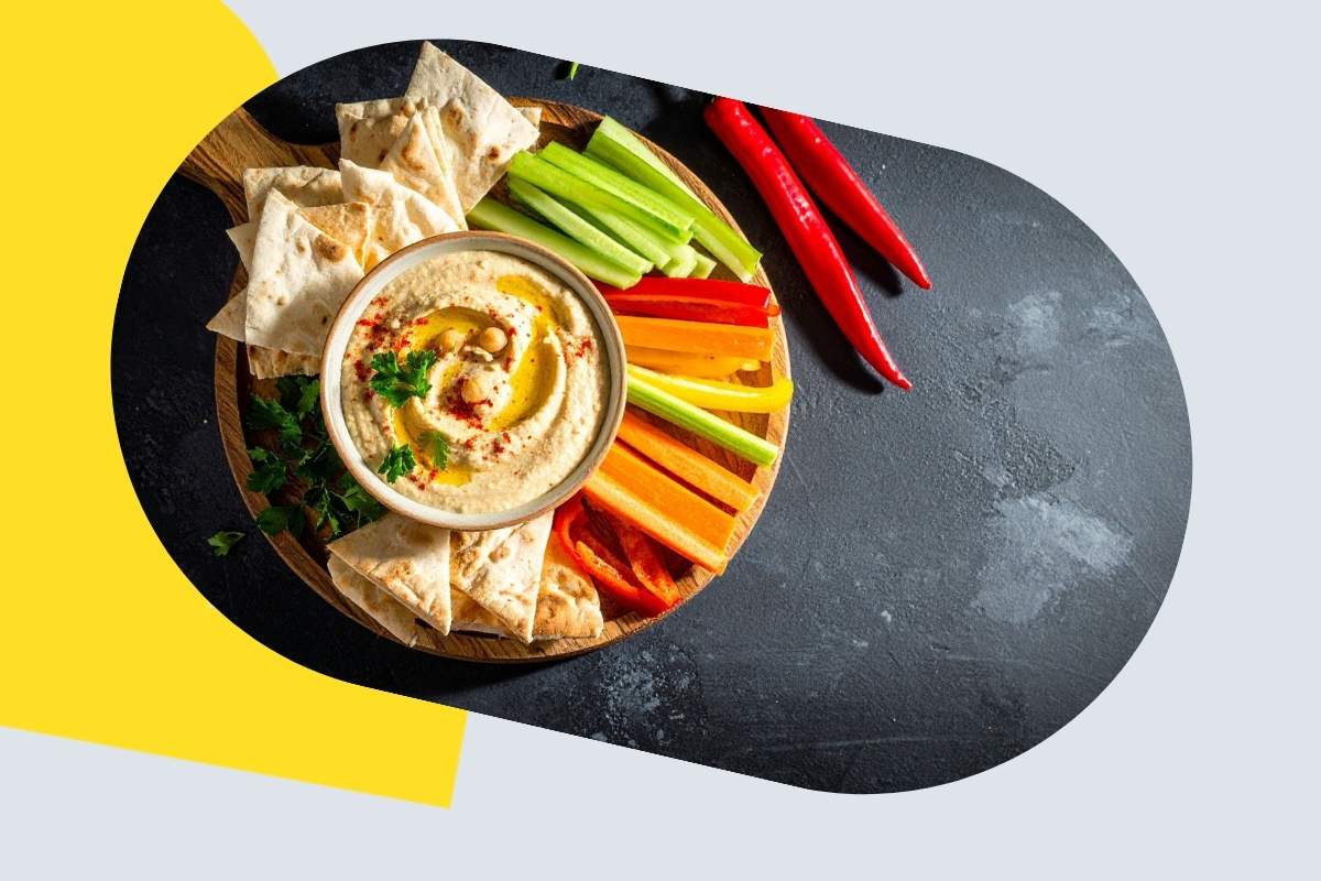 Zdjęcie z oprawą graficzną prezentuje hummus, który w 100 g zawiera 7,35 g białka roślinnego 