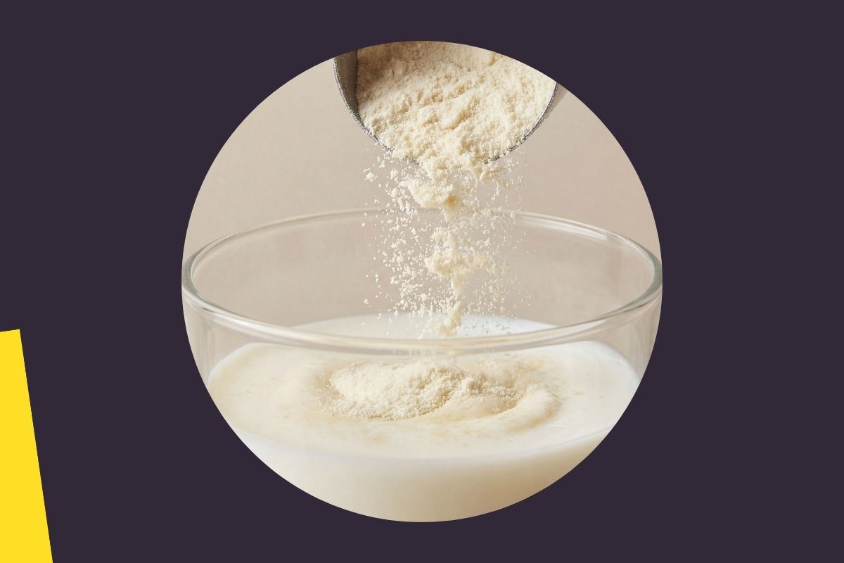 Zdjęcie z oprawą graficzną prezentuje odżywkę białkową w proszku