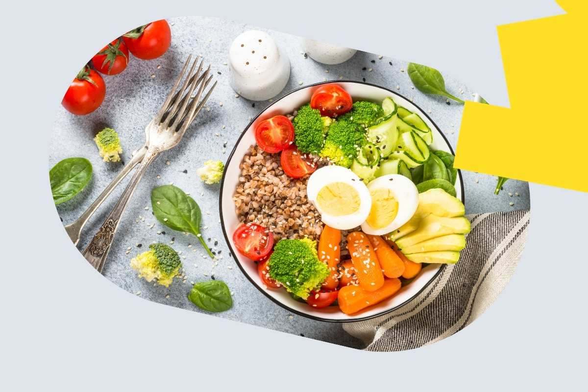 Zdjęcie z oprawą graficzną przedstawia zdrowy posiłek na diecie wegetariańskiej: ze świeżymi warzywami i jajkami