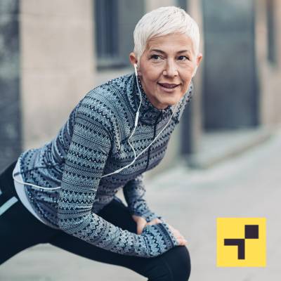 Kobieta robi głęboki skłon dzięki sprawnym stawom