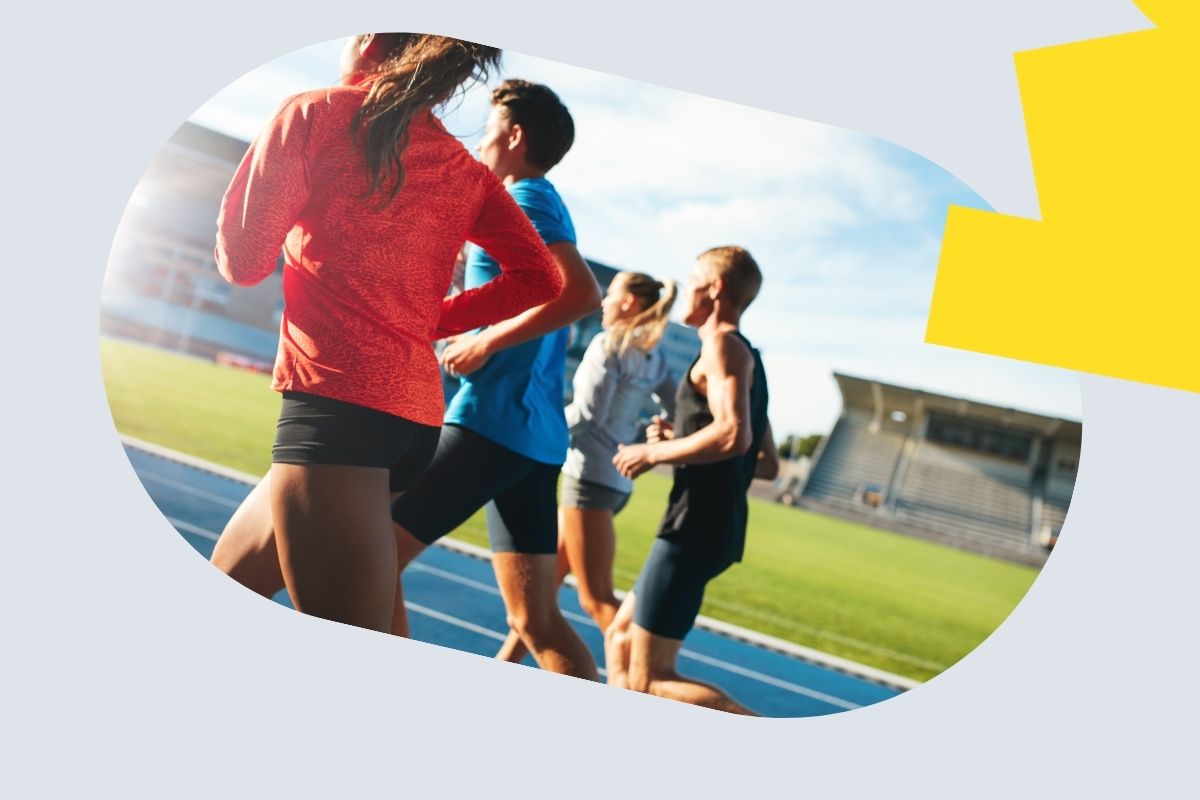 Grupa biegaczy cieszy się mocnymi stawami