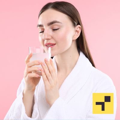 Kobieta pije kolagen z kwasem hialuronowym