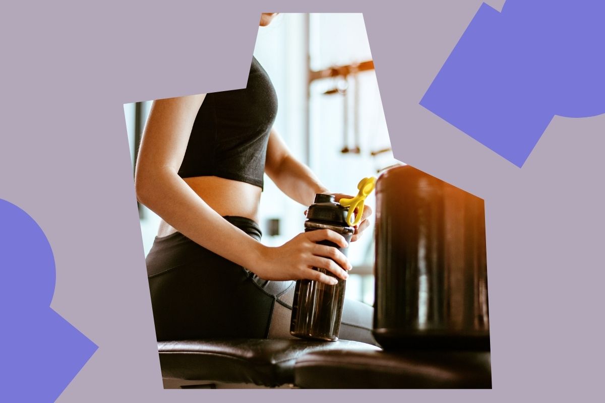 Kobieta pije kreatynę na siłowni