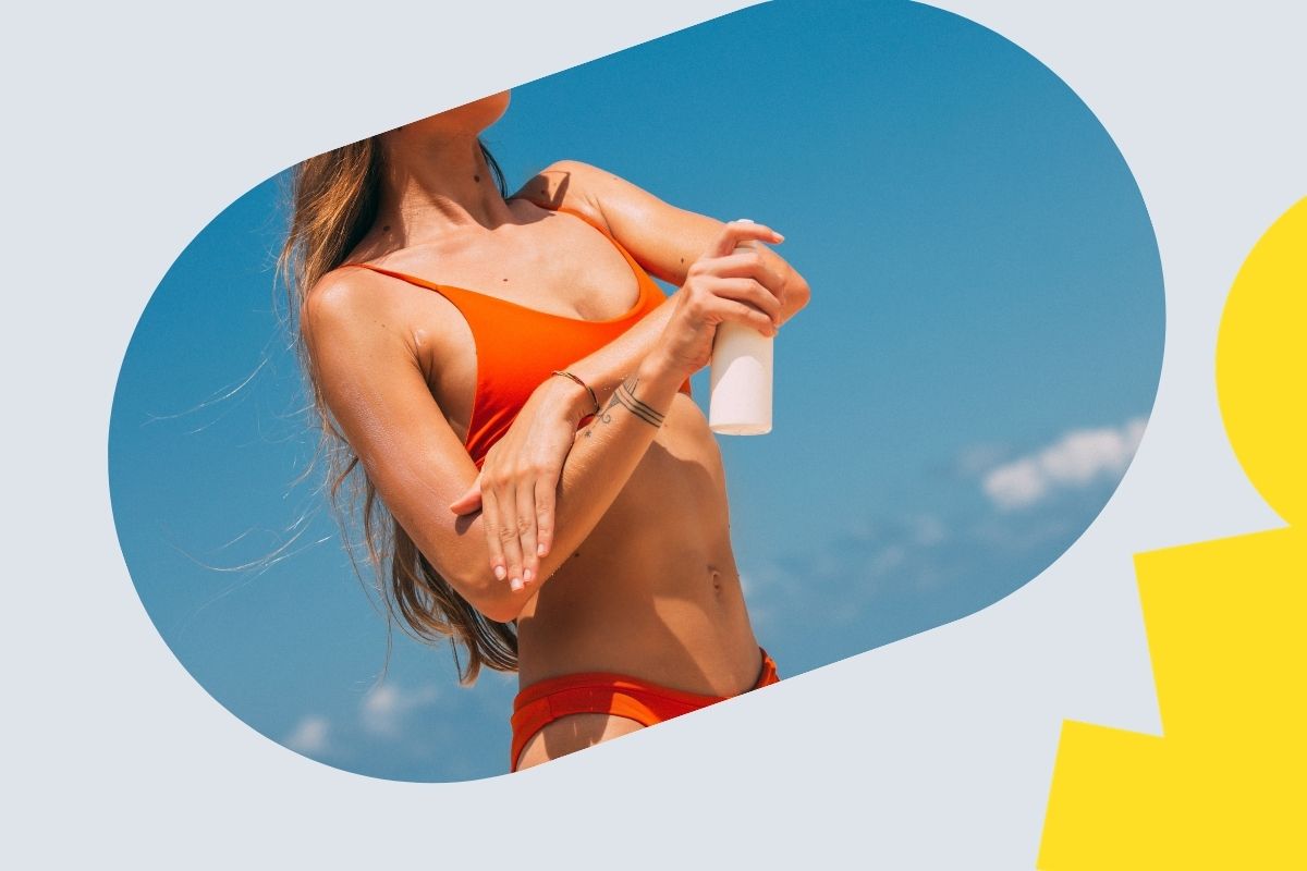 Kobieta na plaży aplikuje krem z filtrem SPF 50