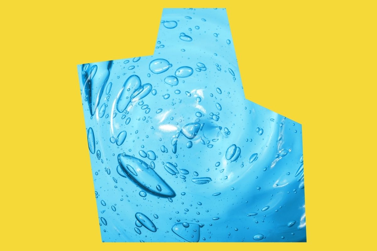 Zdjęcie z oprawą graficzną prezentuje żelową formułę z widocznymi pęcherzykami