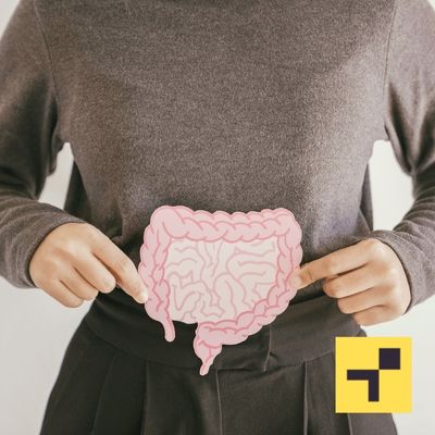 Kobieta trzyma grafikę jelita grubego