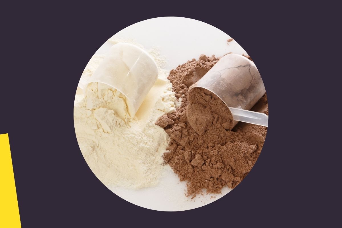Zdjęcie z oprawą graficzną przedstawia dwie miarki z waniliowym i czekoladowym białkiem w proszku