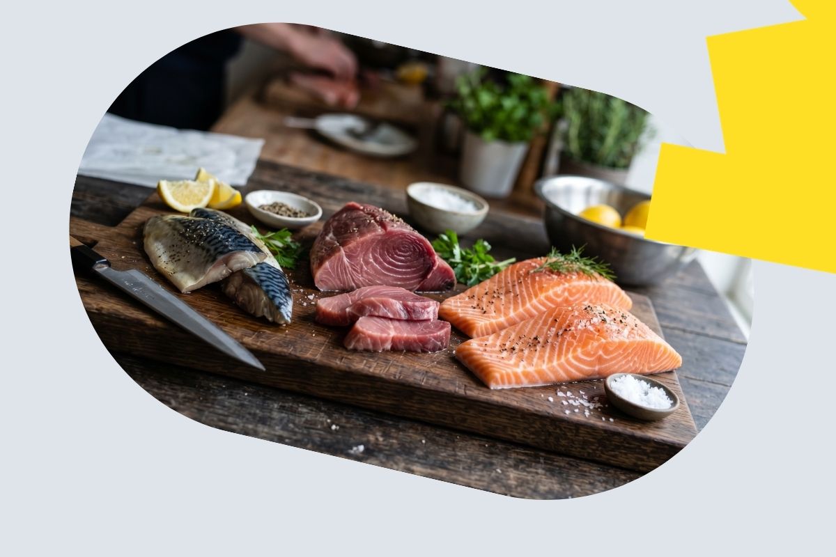 Fotorealistyczna grafika z oprawą graficzną przedstawia tłuste ryby morskie, które stanowią bardzo dobre źródła kwasów EPA i DHA z omega-3