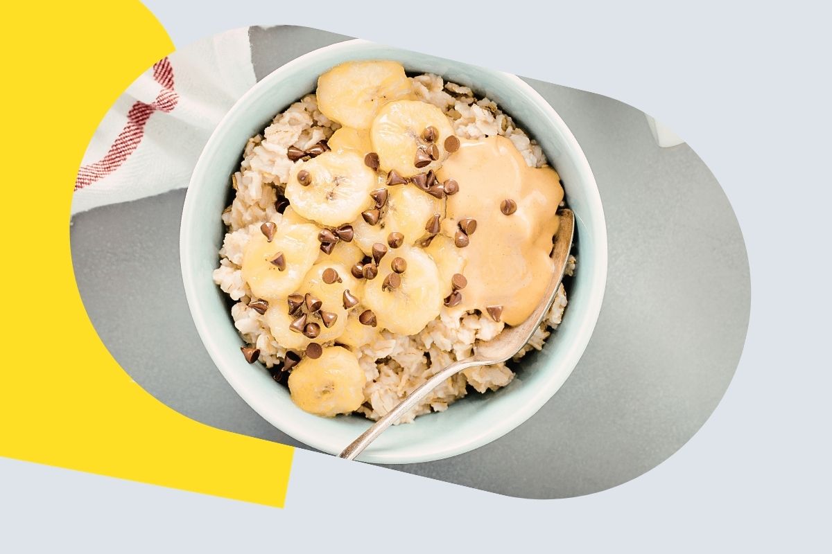 Zdjęcie z oprawą graficzną prezentuje owsiankę z masłem orzechowym, bananami i kawałkami czekolady