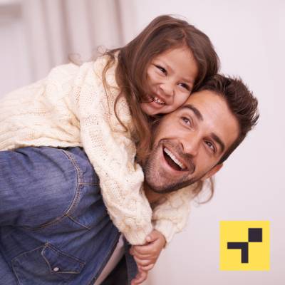 Ojciec i córka śmieją się