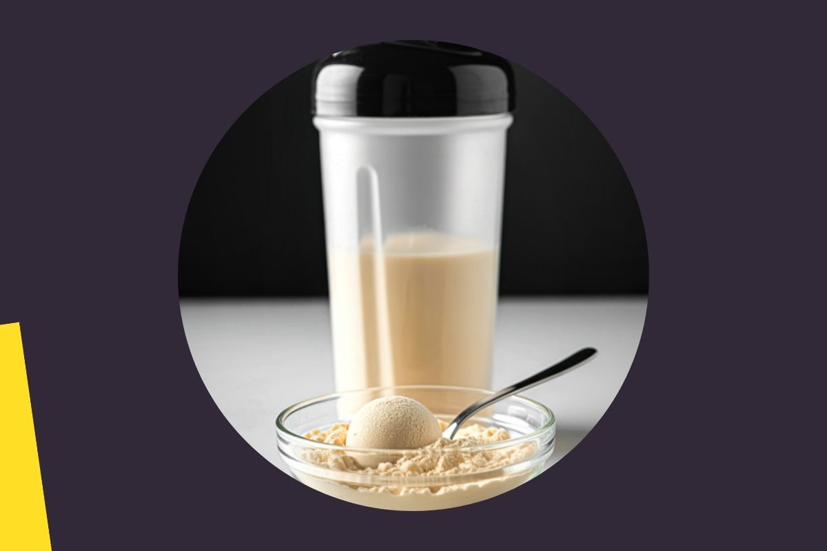 Zdjęcie z oprawą graficzną prezentuje wegańską odżywkę białkową w proszku na tle shakera