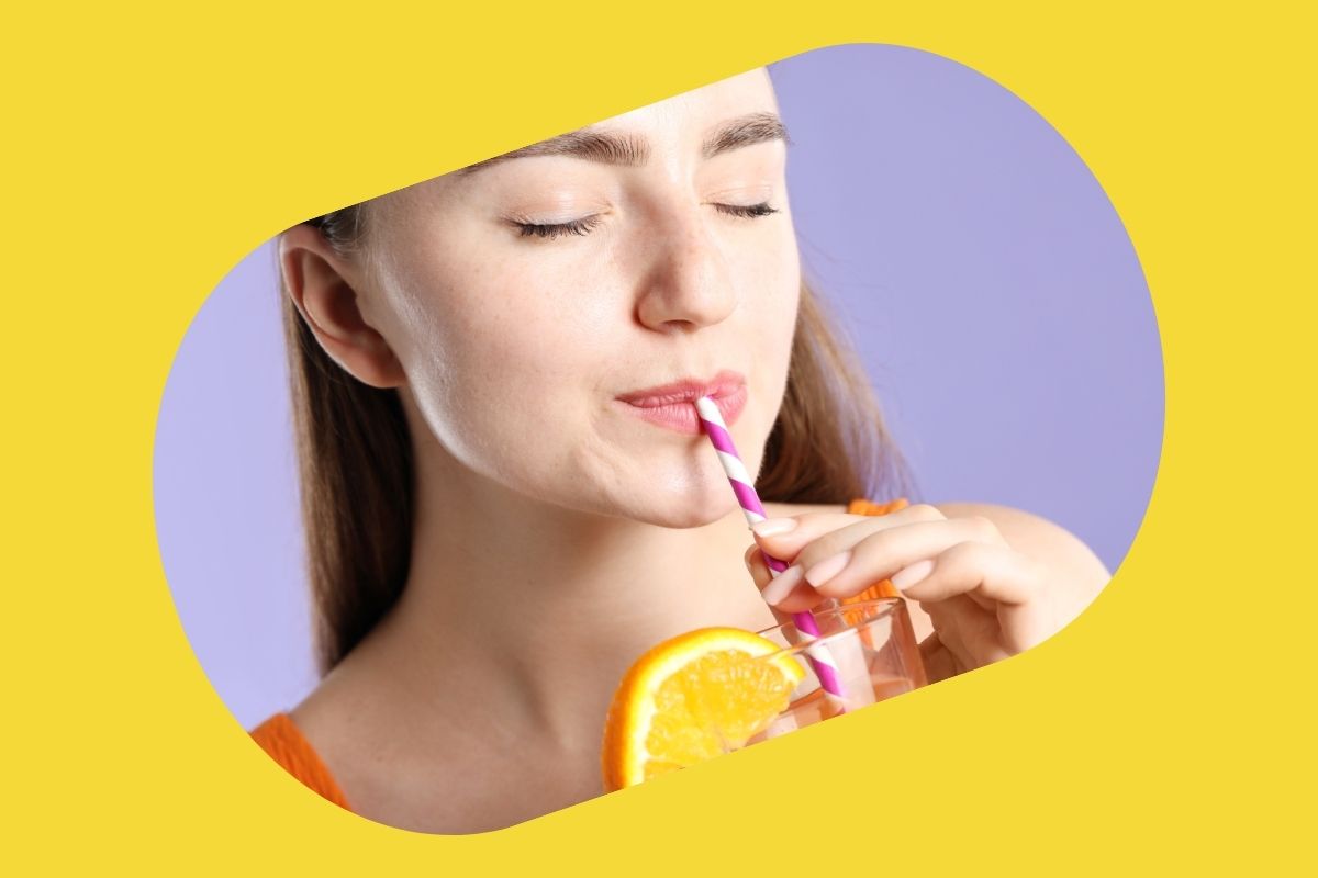 Kobieta pije napój bogaty w witaminę C