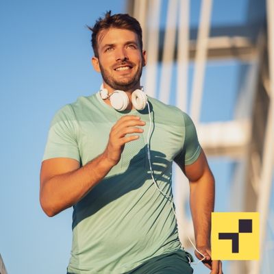 Mężczyzna uprawia jogging w słoneczny dzień